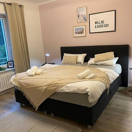 Haus Mit Garten - Kingbett - Wifi - Parkplatz Эссен Экстерьер фото