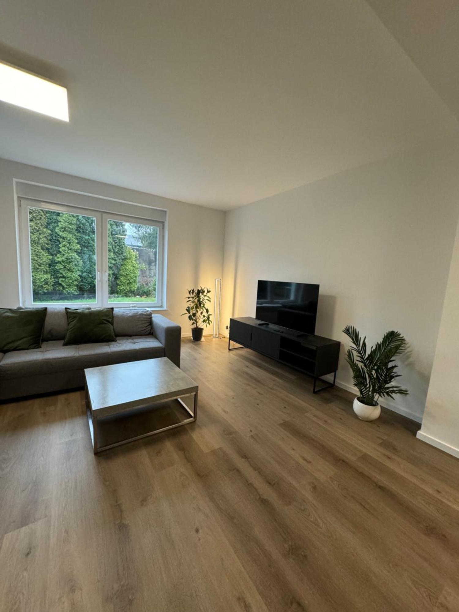 Haus Mit Garten - Kingbett - Wifi - Parkplatz Эссен Экстерьер фото