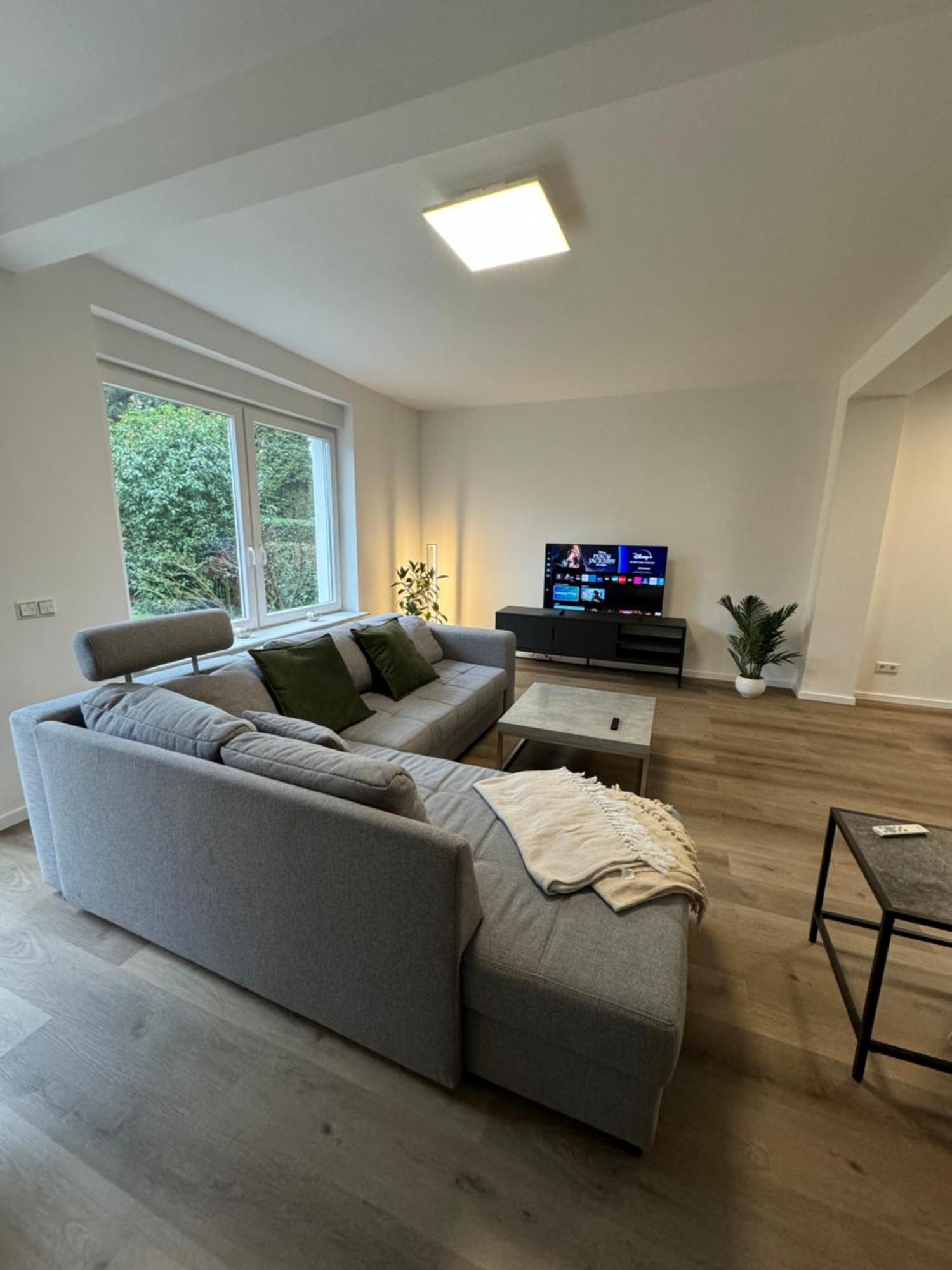 Haus Mit Garten - Kingbett - Wifi - Parkplatz Эссен Экстерьер фото