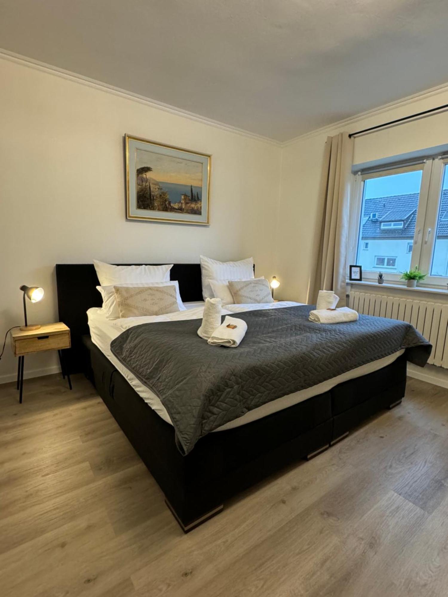 Haus Mit Garten - Kingbett - Wifi - Parkplatz Эссен Экстерьер фото