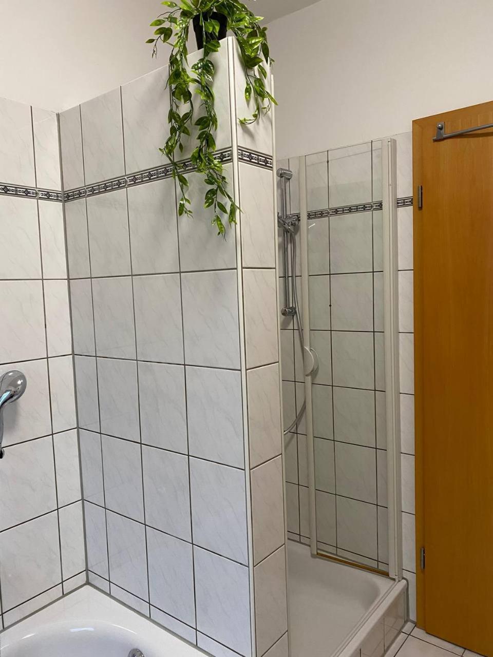 Haus Mit Garten - Kingbett - Wifi - Parkplatz Эссен Экстерьер фото